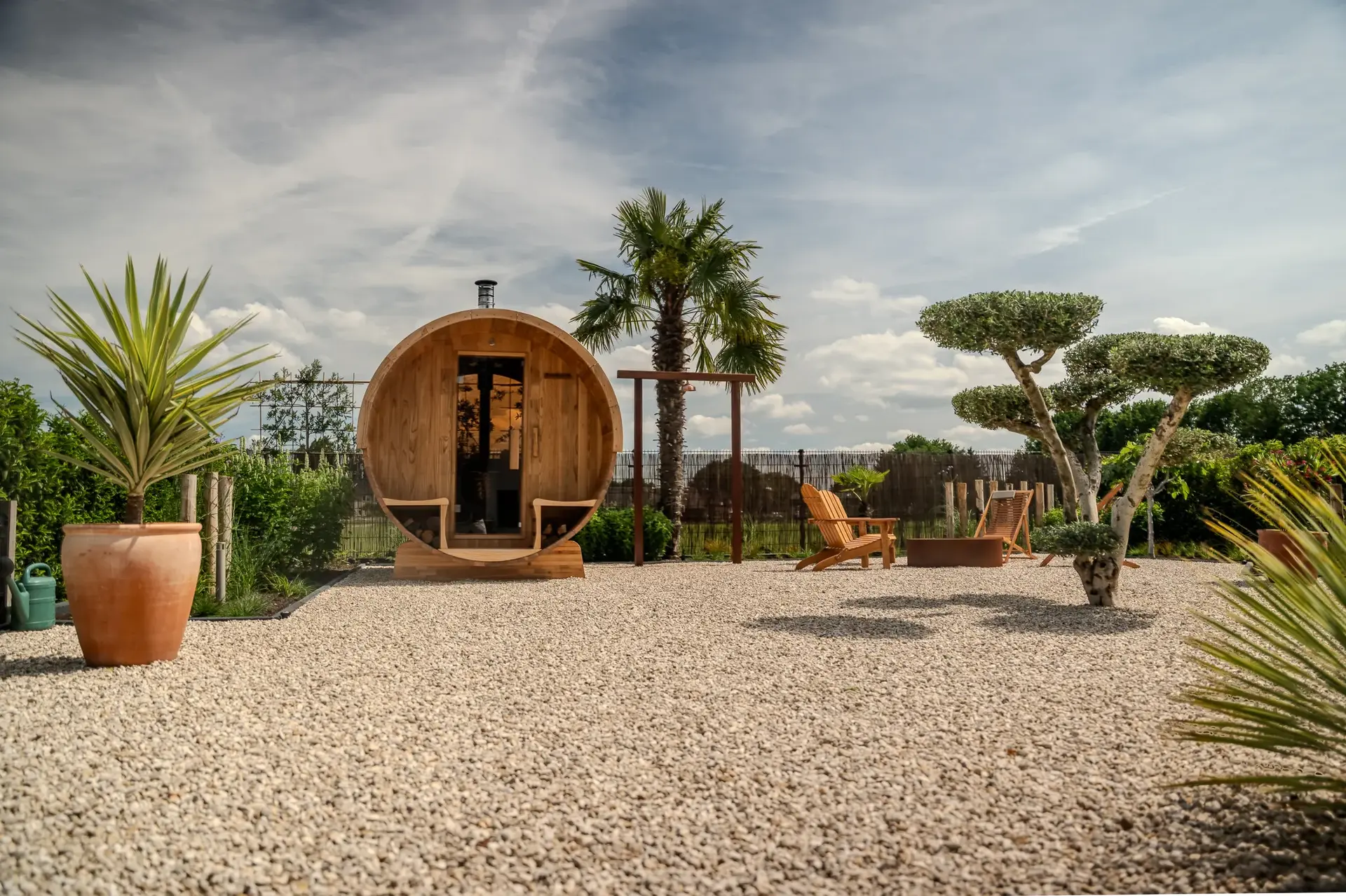 De barrelsauna in de tuin in Hierden