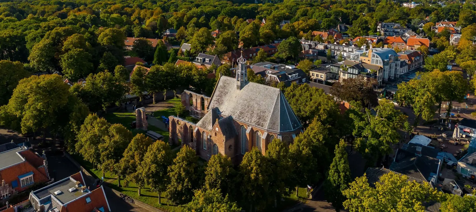 De Ruïnekerk in Bergen