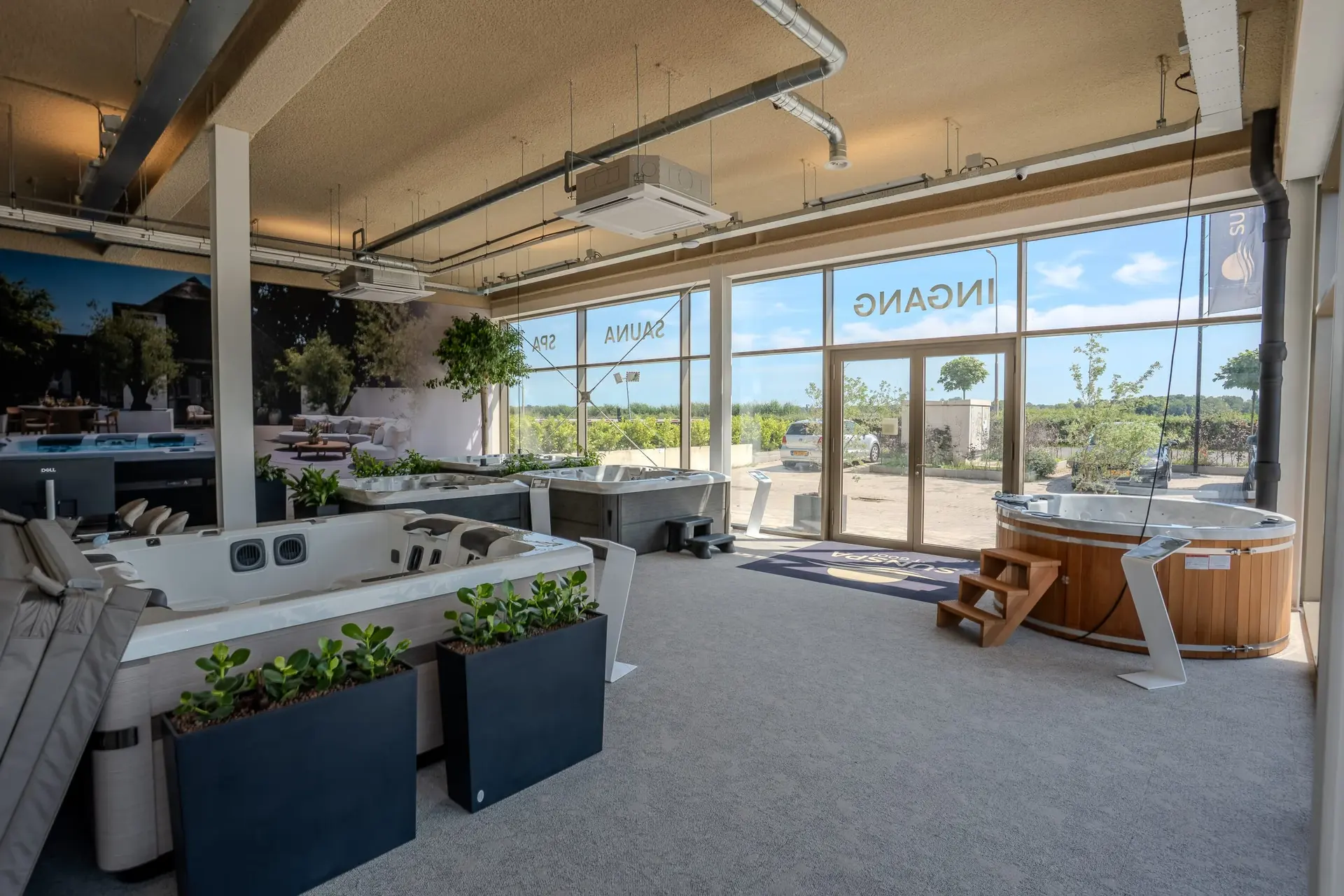 Showroom interior at Sunspa ’t Gooi with spas and saunas on the Loodijk