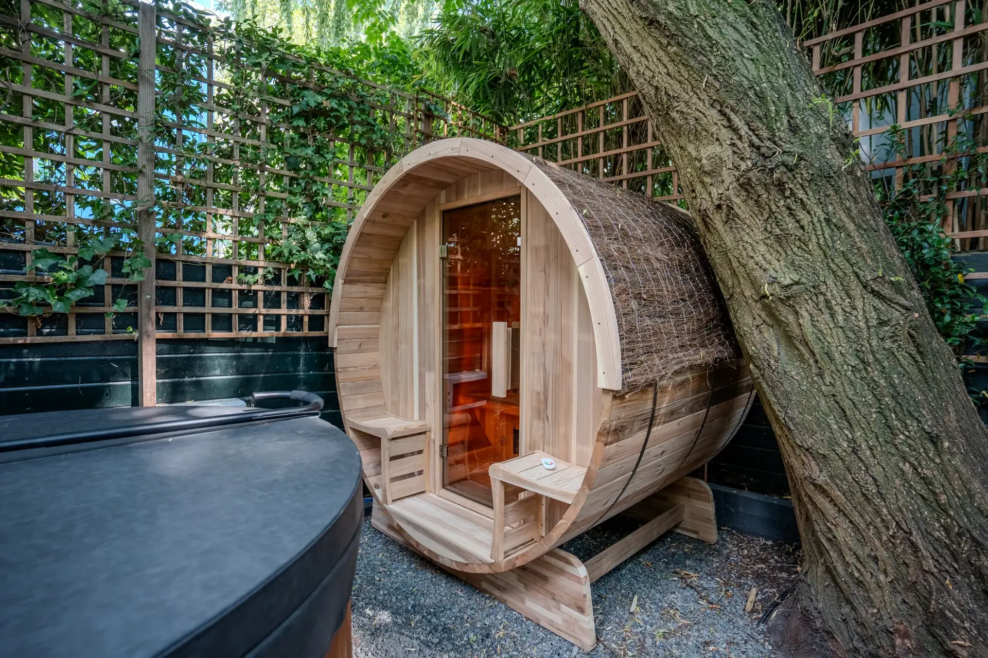 Python spa, infraroodbarrel en Friss samen in de tuin