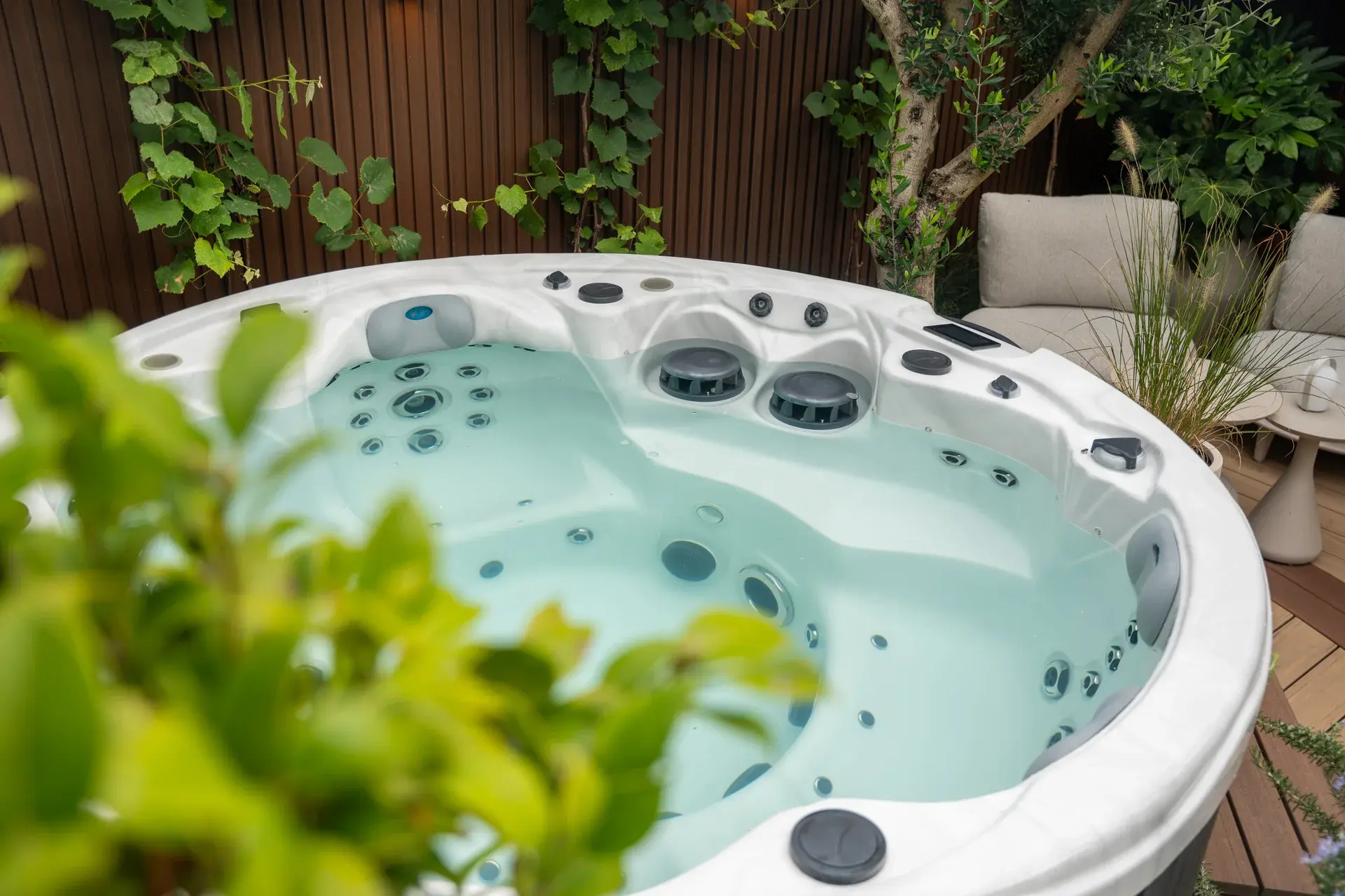 The round spa surrounded by planting