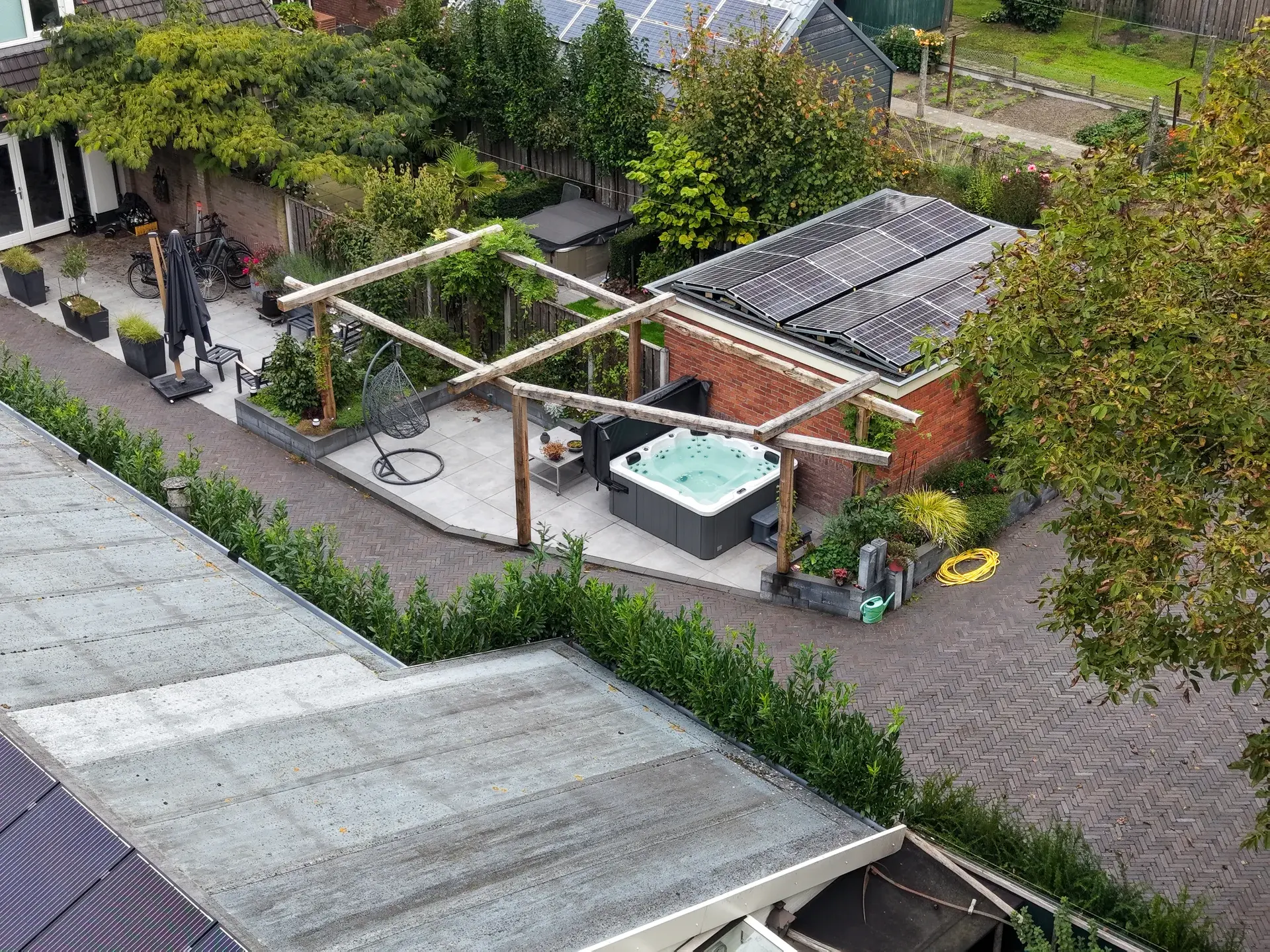 De plek van de spa in de tuin in Baarn