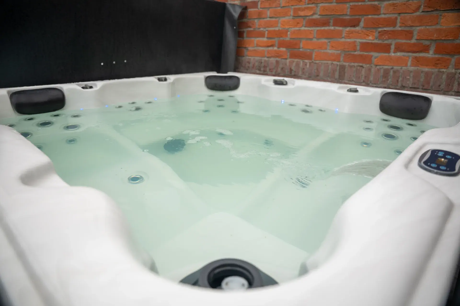 De zitplaatsen en het water van dichtbij