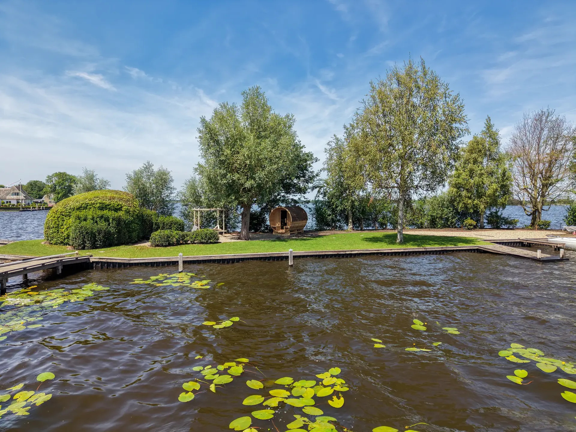 De sauna op het eilandje, vanuit de lucht