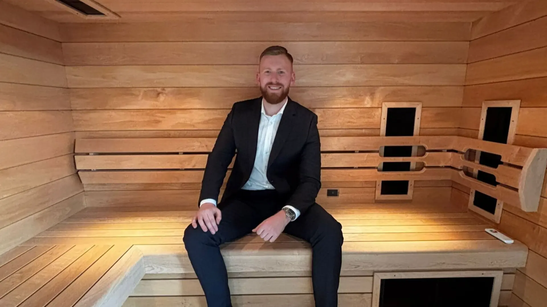 Max van Tricht in een maatwerk-combisauna in onze showroom